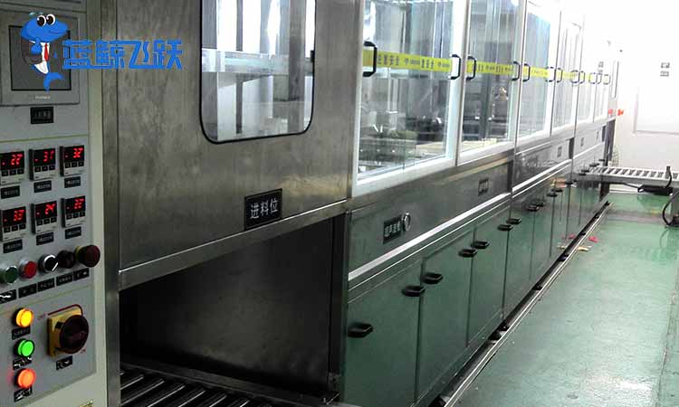 超声波碳氢清洗机：新能源电池壳油污怎么清洗更有效呢？