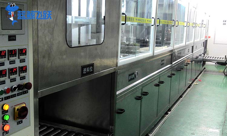 使用玻璃面板清洗机时如何避免损坏？