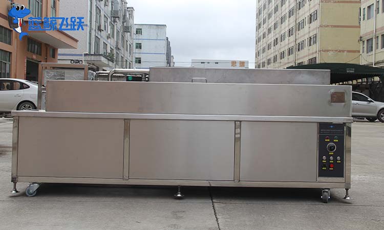 操作超声波清洗器时应做哪些保护？