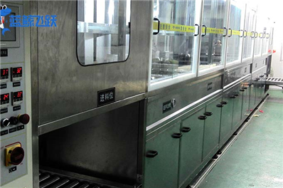 使用玻璃面板清洗机时如何避免损坏？