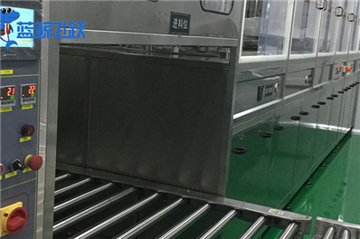 超声波清洗技术在塑料模具清洗中的关键作用与操作指南